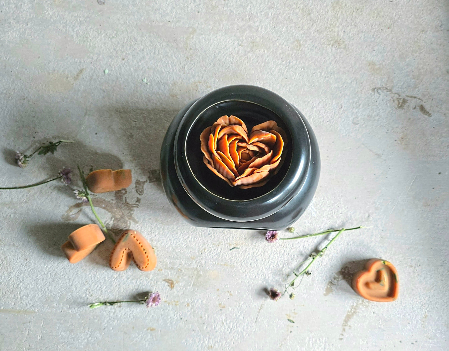 White or Black Ceramic Oil Burner