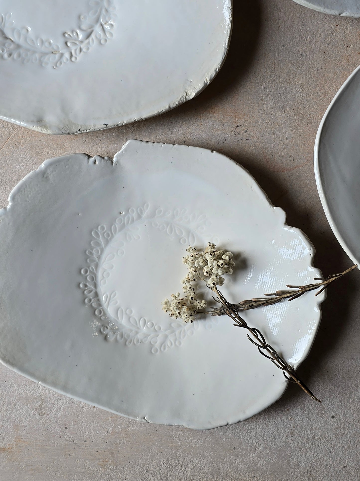 Handmade Organic Dinner Plates – Milky White Glaze with Leaf Wreath Imprint & Raw Clay Detail, 23cm