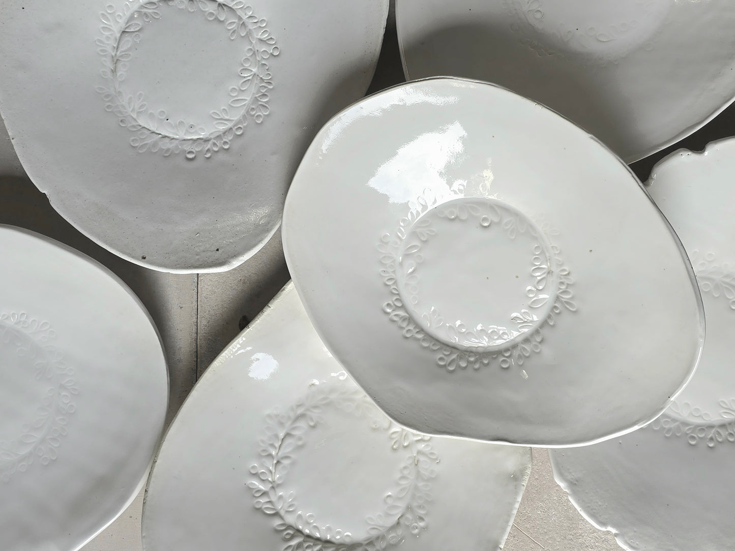 Handmade Organic Dinner Plates – Milky White Glaze with Leaf Wreath Imprint & Raw Clay Detail, 23cm