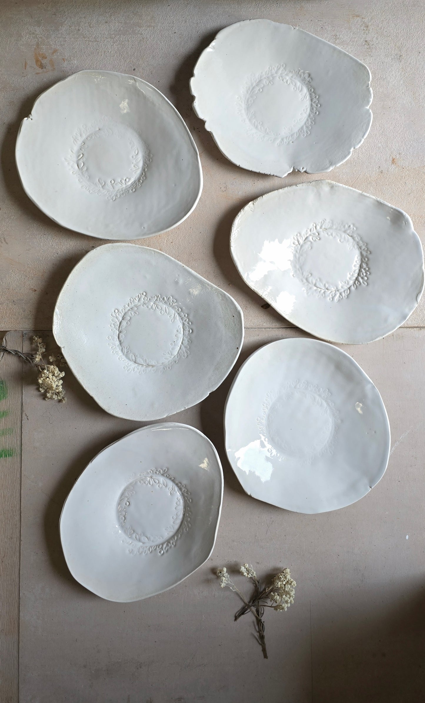 Handmade Organic Dinner Plates – Milky White Glaze with Leaf Wreath Imprint & Raw Clay Detail, 23cm