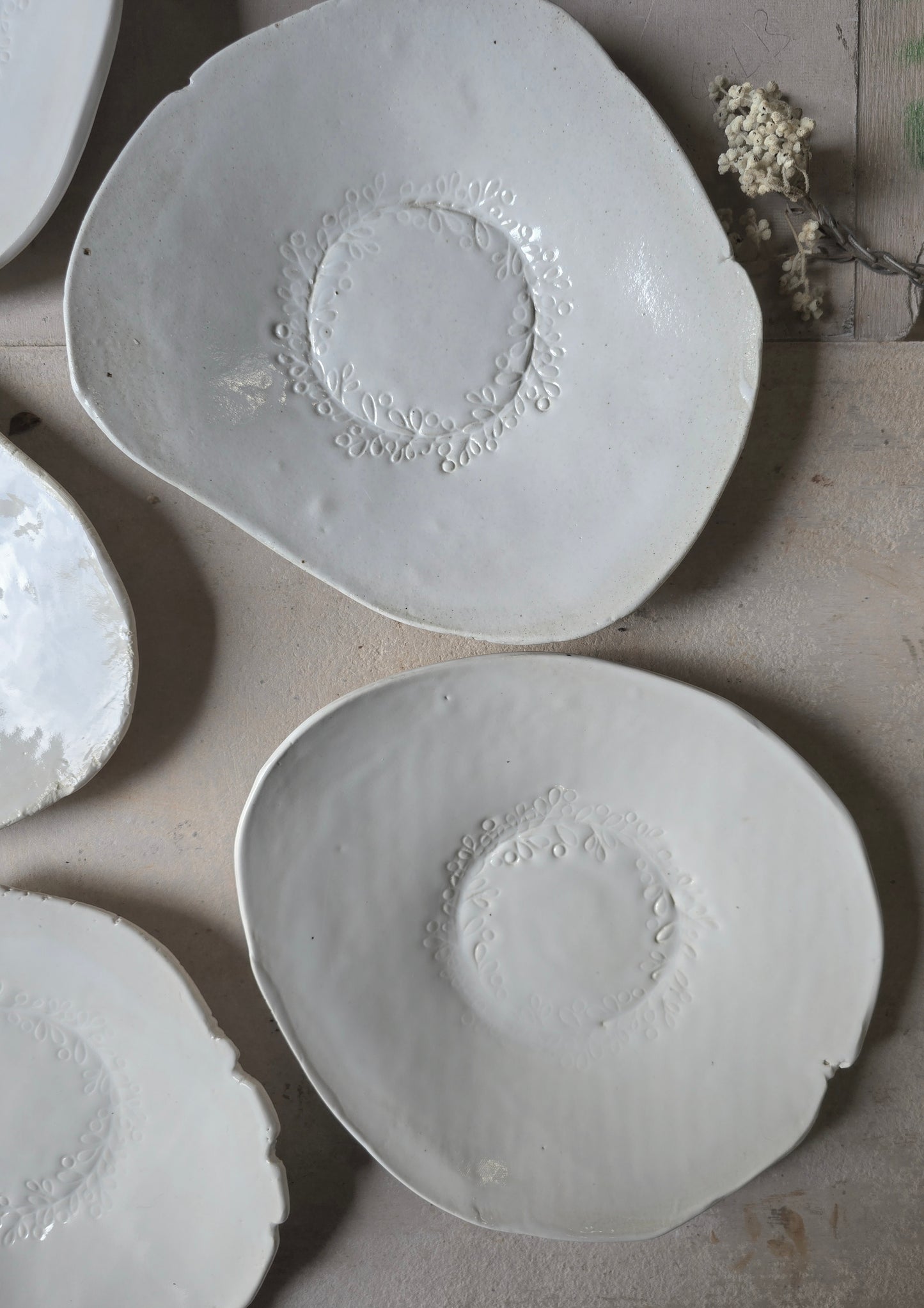 Handmade Organic Dinner Plates – Milky White Glaze with Leaf Wreath Imprint & Raw Clay Detail, 23cm