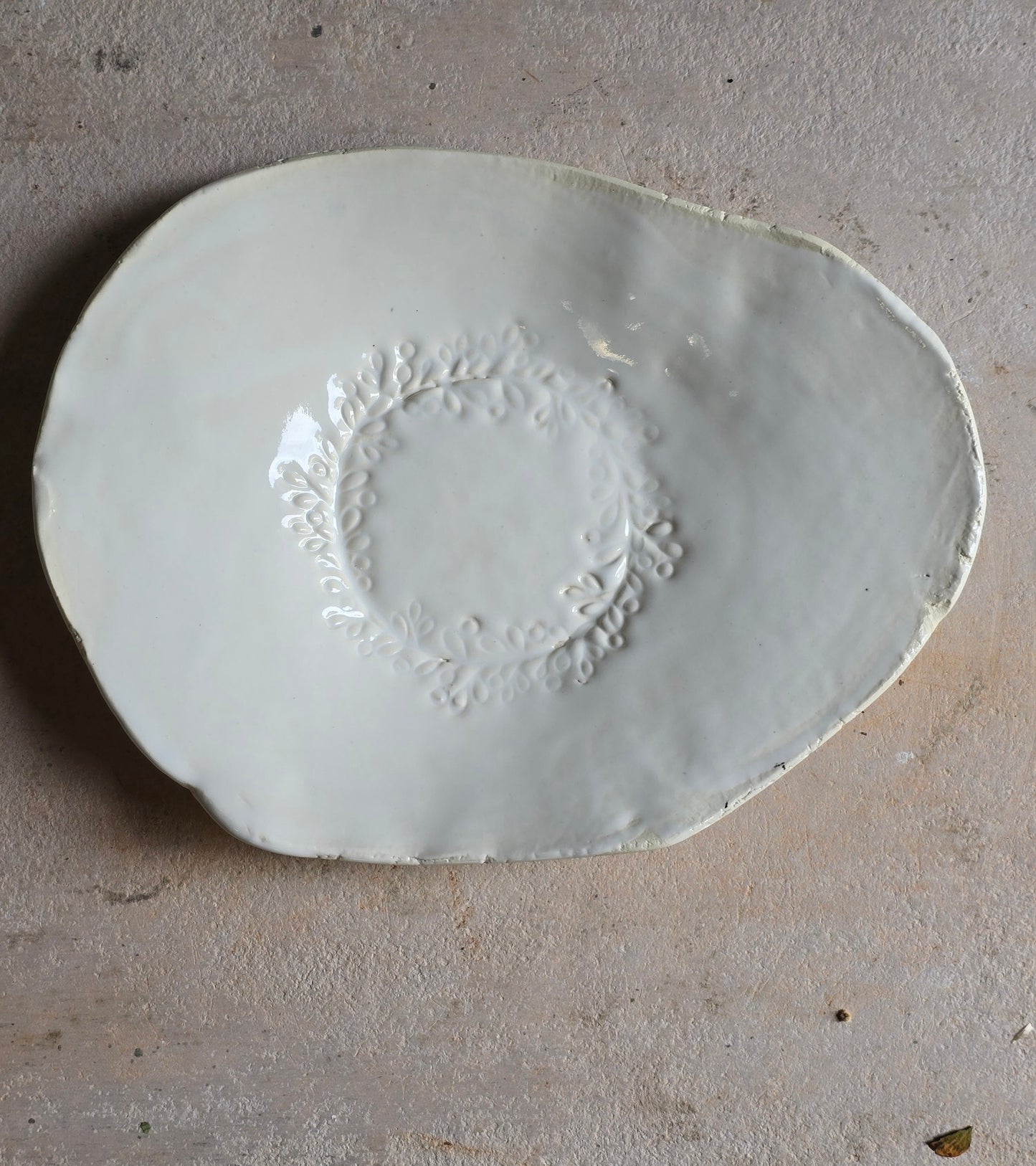 Handmade Organic Dinner Plates – Milky White Glaze with Leaf Wreath Imprint & Raw Clay Detail, 23cm