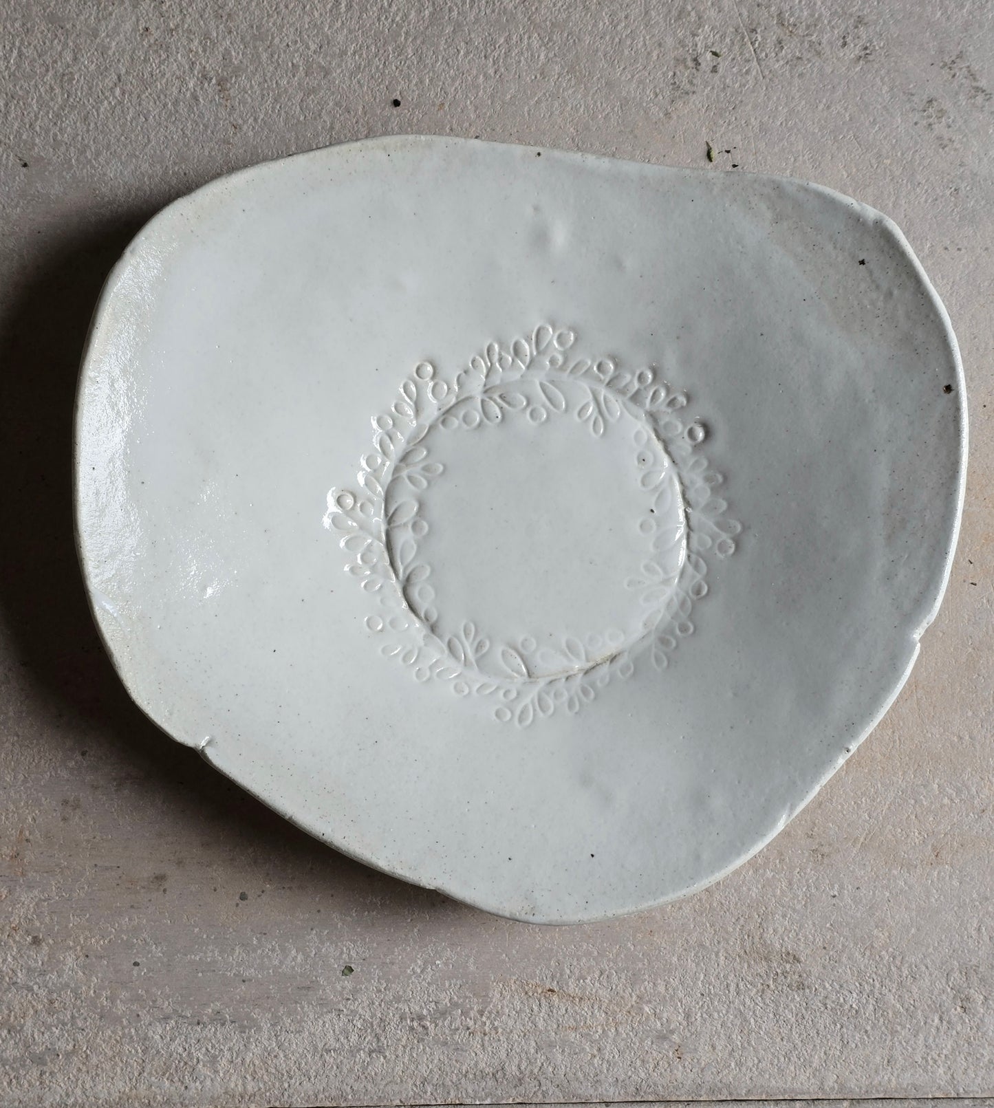 Handmade Organic Dinner Plates – Milky White Glaze with Leaf Wreath Imprint & Raw Clay Detail, 23cm