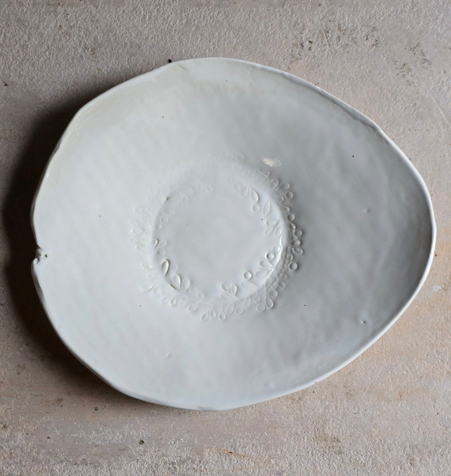 Handmade Organic Dinner Plates – Milky White Glaze with Leaf Wreath Imprint & Raw Clay Detail, 23cm