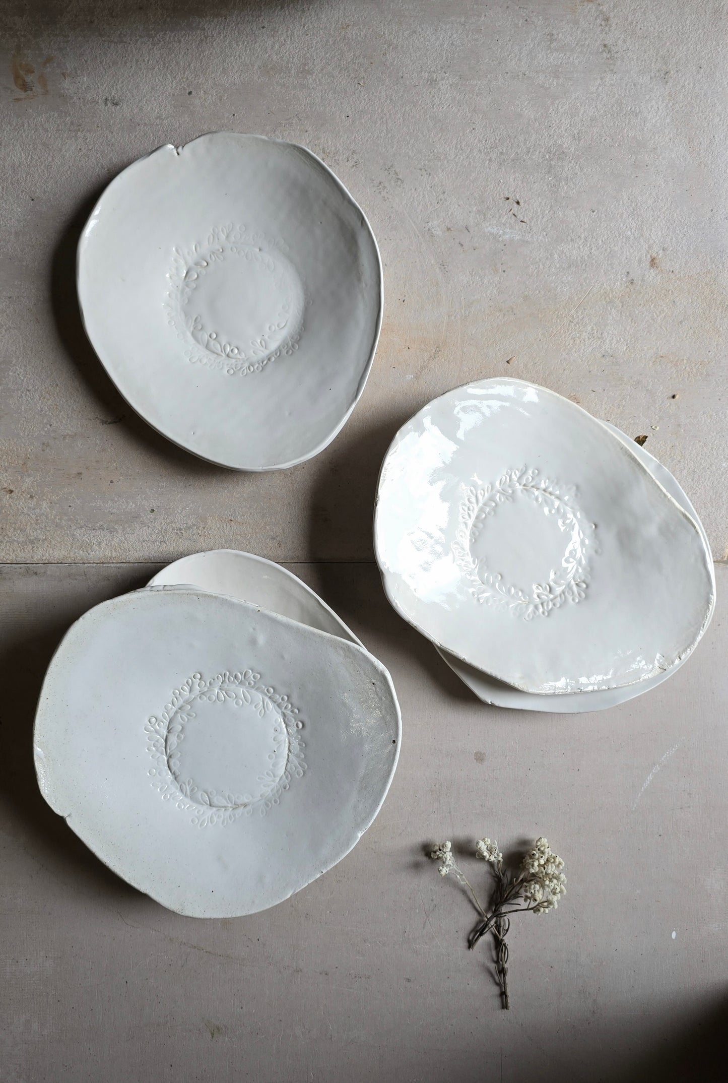 Handmade Organic Dinner Plates – Milky White Glaze with Leaf Wreath Imprint & Raw Clay Detail, 23cm