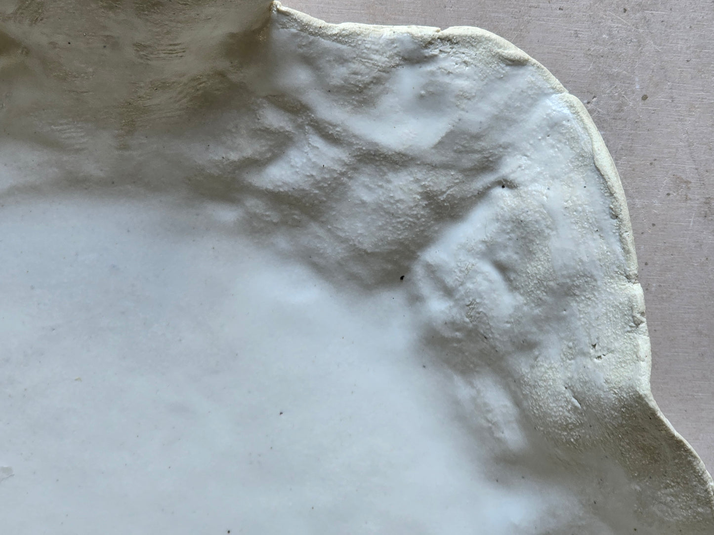 White Ruffled Ceramic Platter – Handmade Milky Glaze Centrepiece with Raw Clay Detail, 31cm