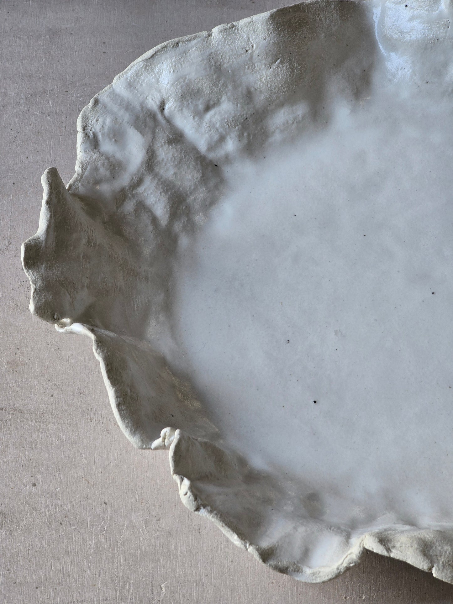 White Ruffled Ceramic Platter – Handmade Milky Glaze Centrepiece with Raw Clay Detail, 31cm