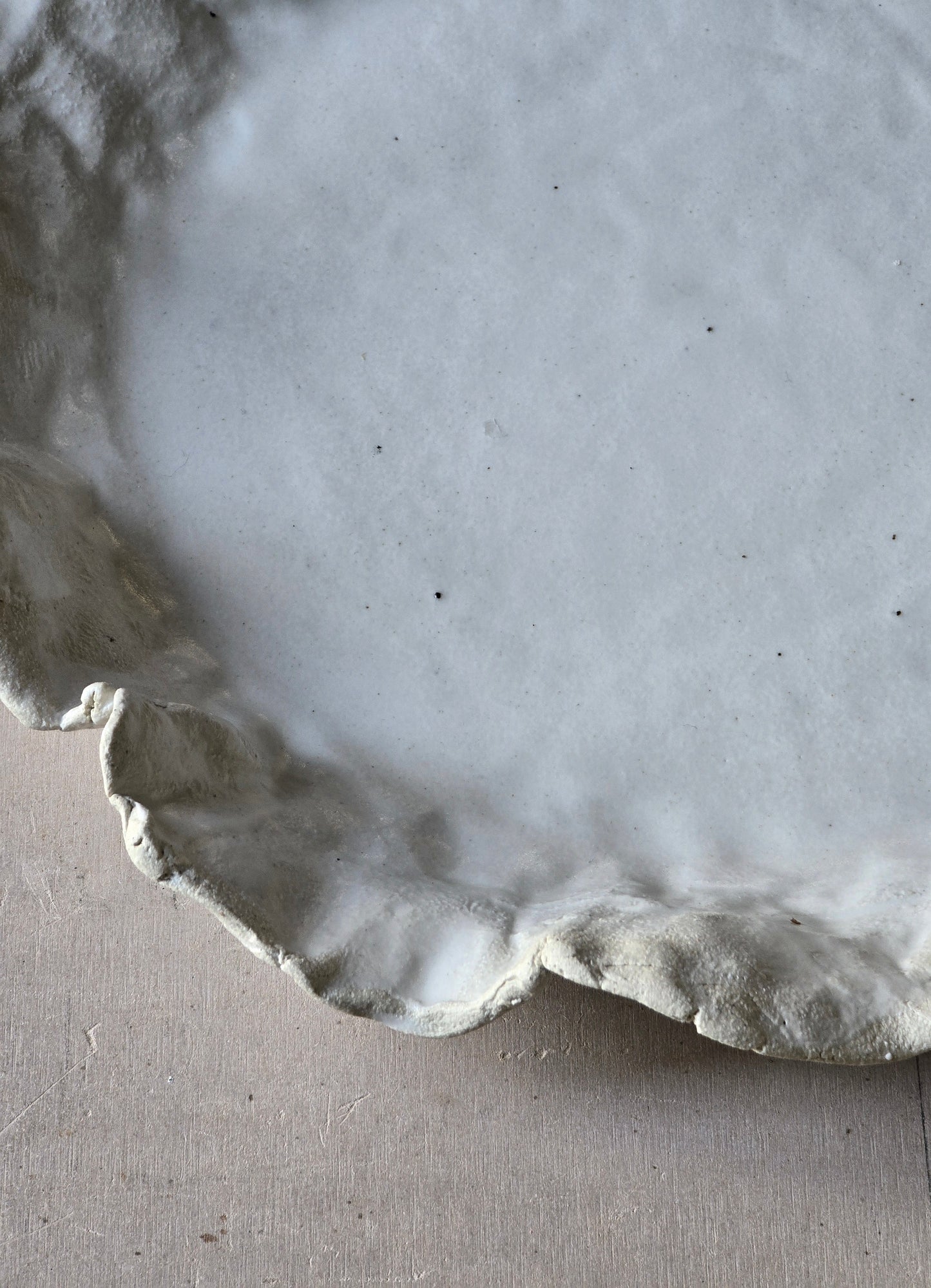 White Ruffled Ceramic Platter – Handmade Milky Glaze Centrepiece with Raw Clay Detail, 31cm