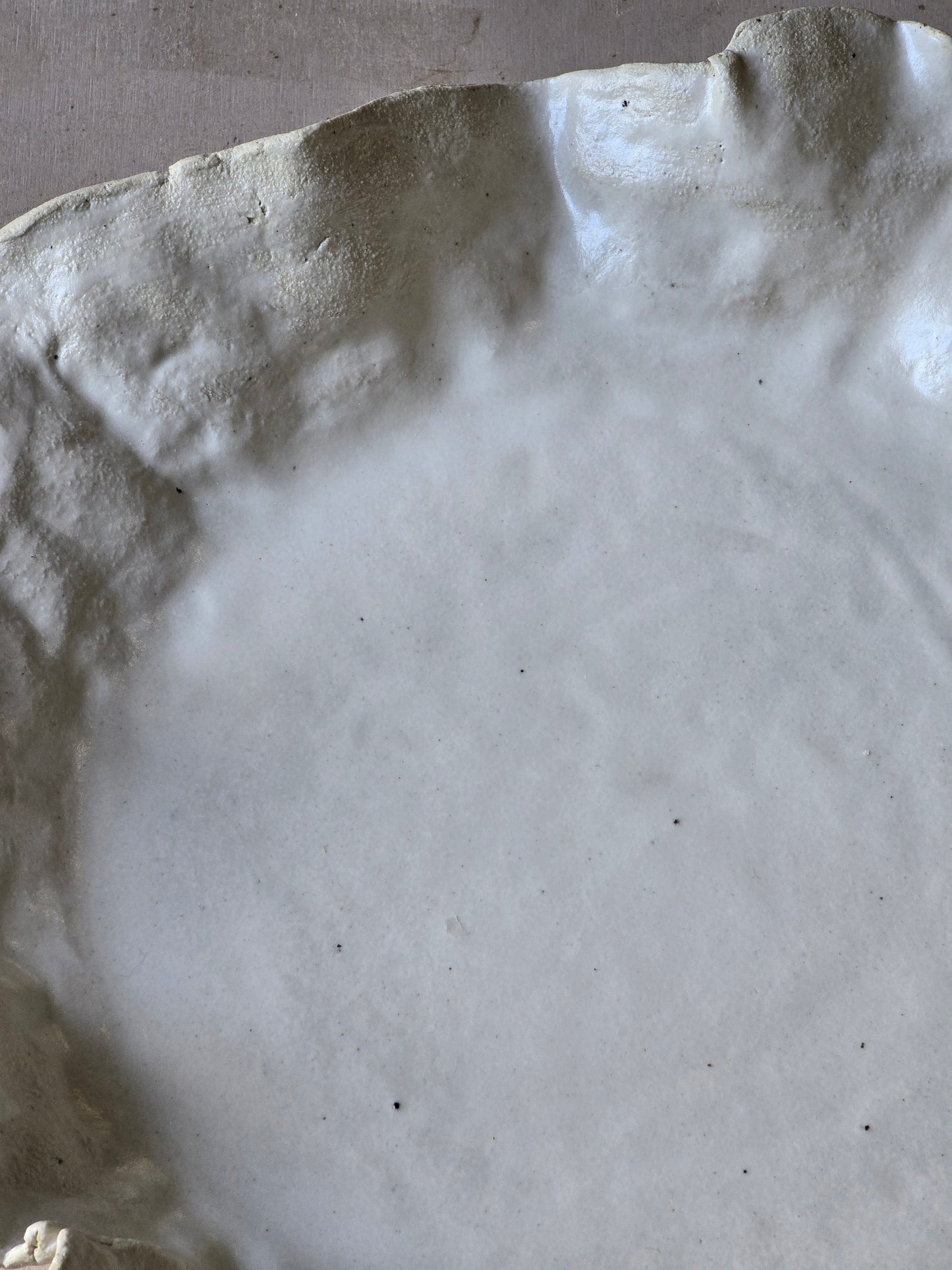 White Ruffled Ceramic Platter – Handmade Milky Glaze Centrepiece with Raw Clay Detail, 31cm