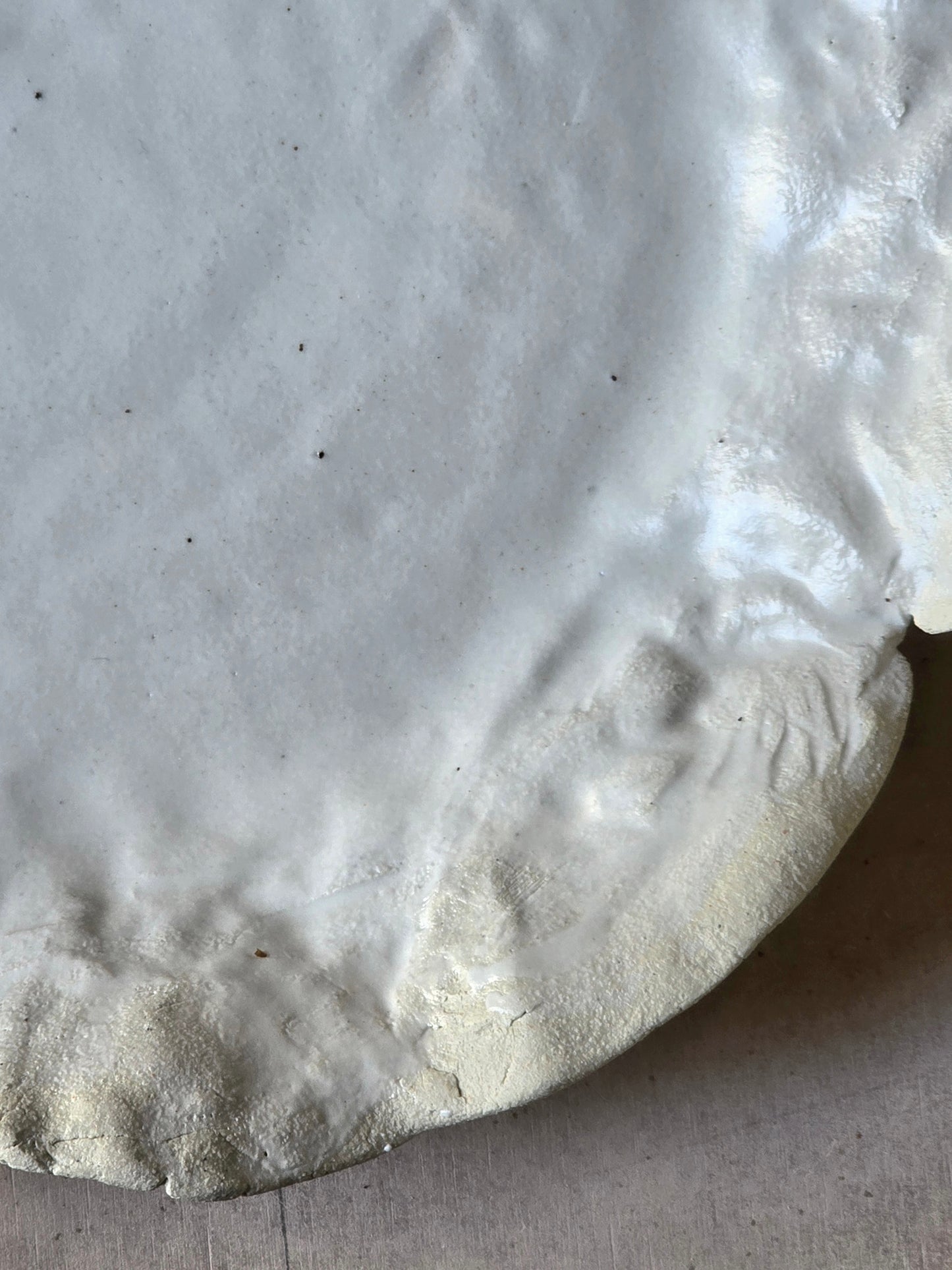 White Ruffled Ceramic Platter – Handmade Milky Glaze Centrepiece with Raw Clay Detail, 31cm
