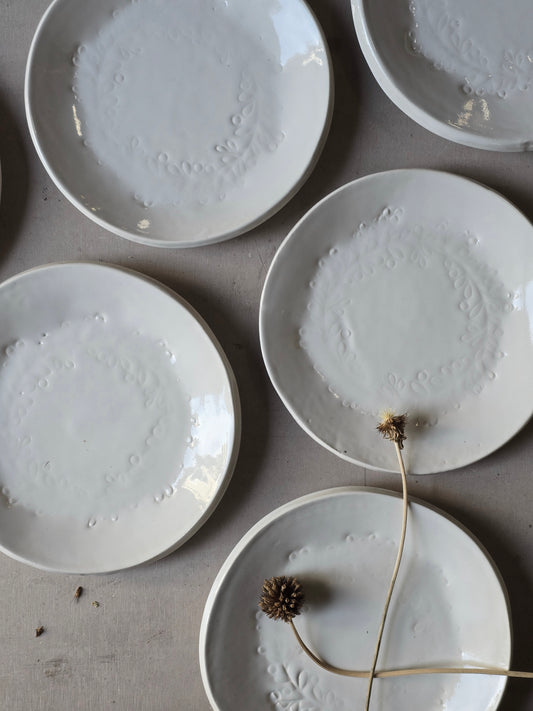 Milky White Ceramic Side Plate – Leaf Wreath Imprint – Handcrafted Organic Round Dish for Snacks, Decor, or Everyday Use