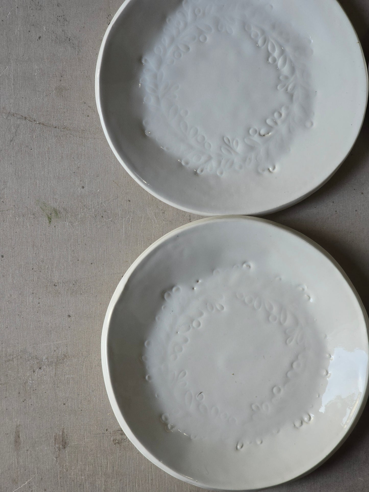 Milky White Ceramic Side Plate – Leaf Wreath Imprint – Handcrafted Organic Round Dish for Snacks, Decor, or Everyday Use