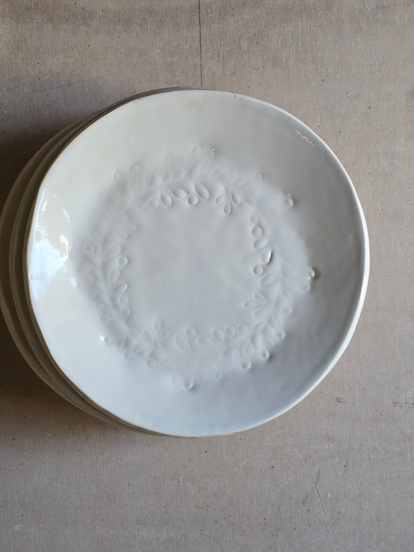 Milky White Ceramic Side Plate – Leaf Wreath Imprint – Handcrafted Organic Round Dish for Snacks, Decor, or Everyday Use