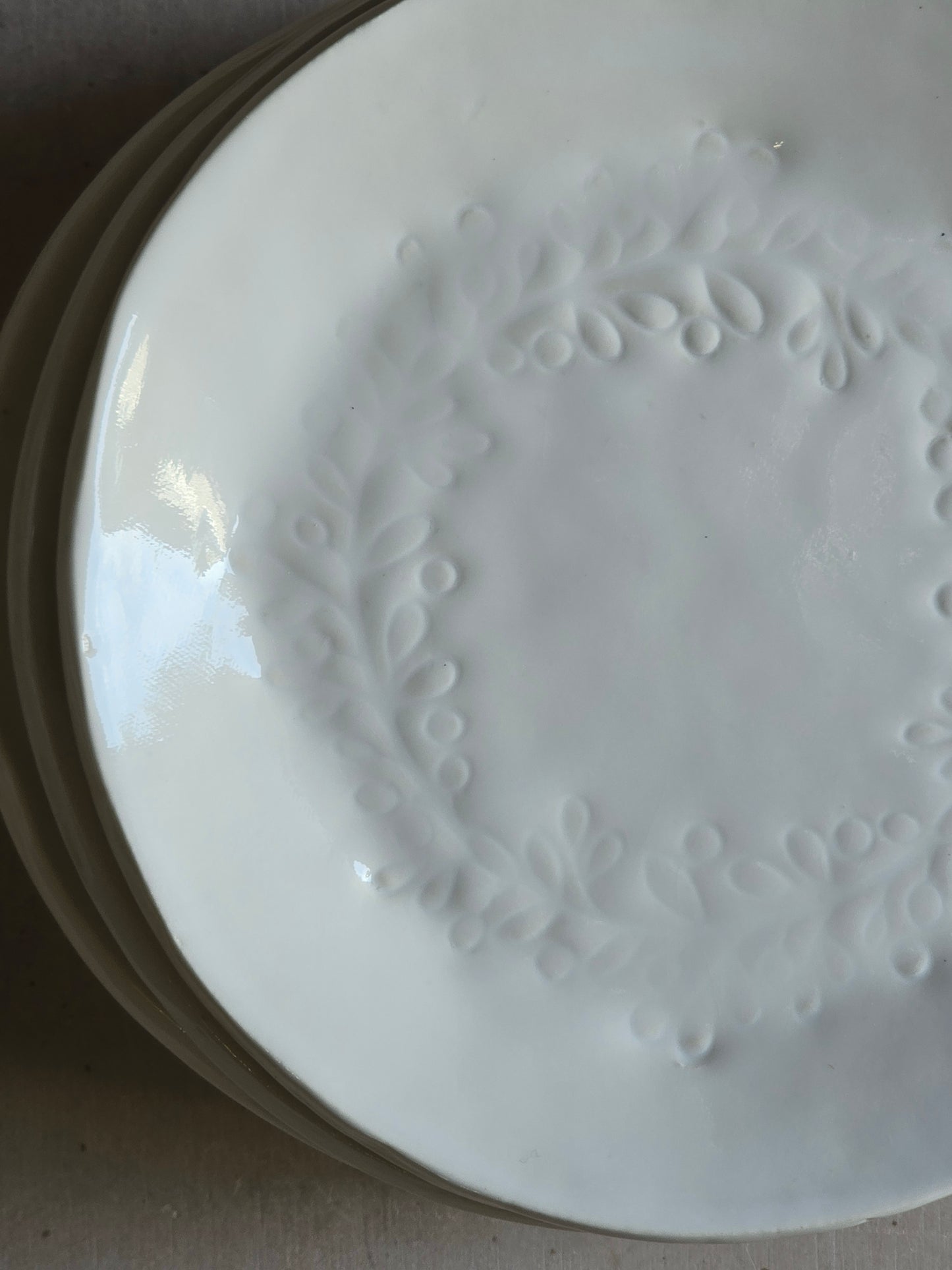 Milky White Ceramic Side Plate – Leaf Wreath Imprint – Handcrafted Organic Round Dish for Snacks, Decor, or Everyday Use