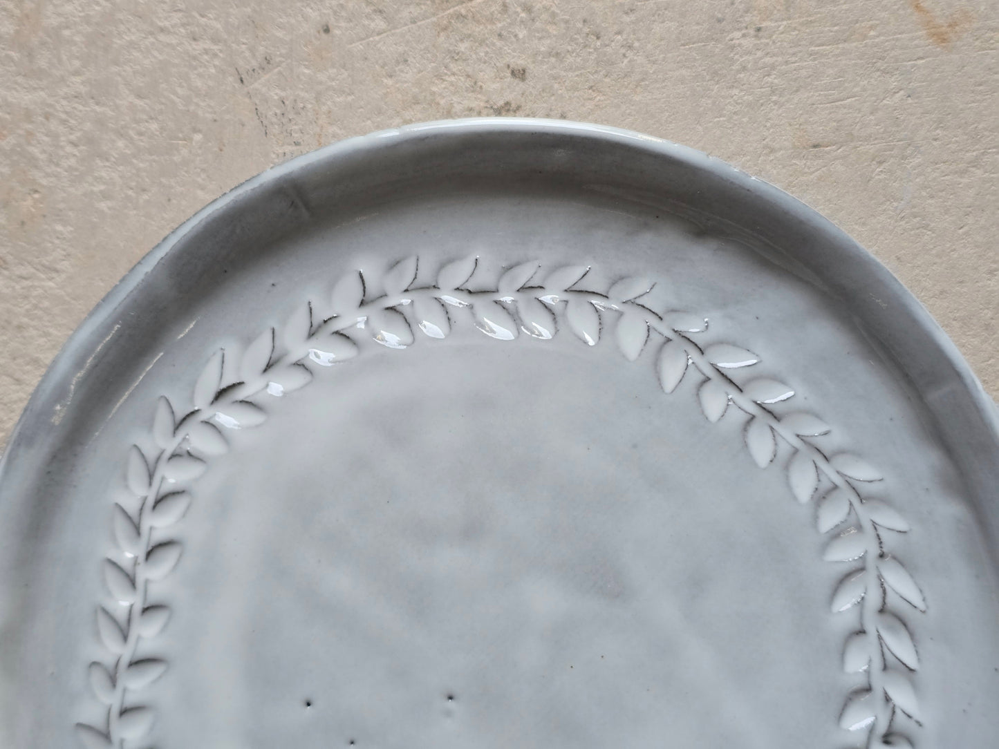 Mahogany Clay Snack Plate with White Glaze & Leaf Wreath – Handmade Ceramic Side Dish