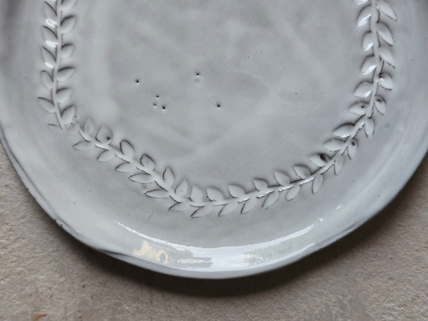 Mahogany Clay Snack Plate with White Glaze & Leaf Wreath – Handmade Ceramic Side Dish