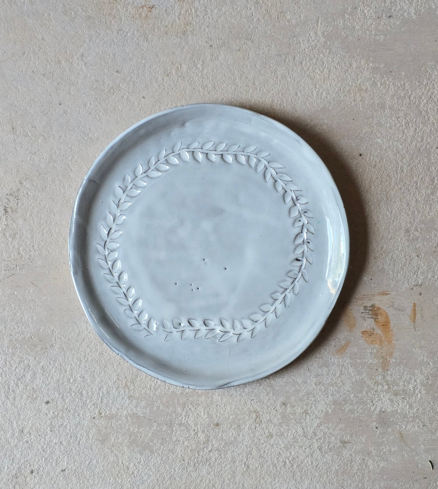 Mahogany Clay Snack Plate with White Glaze & Leaf Wreath – Handmade Ceramic Side Dish