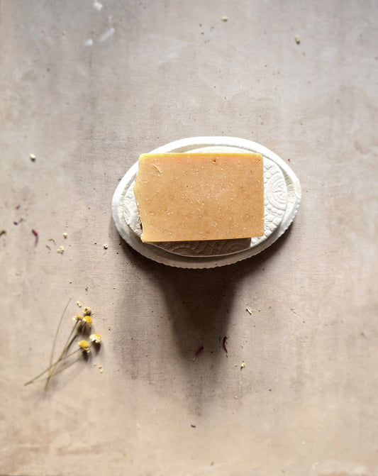 Handcrafted Natural Soap Bar Solace with enriching - Manuka Honey, Dark Patchouli, Lemongrass, Mandarin & Nutmeg – 190g Spa-Style Oatmeal Top