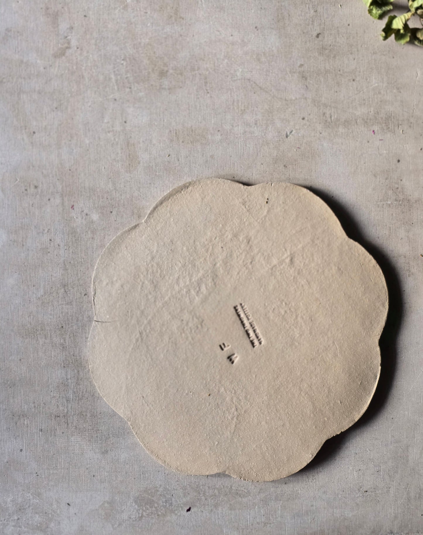 Handmade Flower-Shaped Ceramic Plates – Floral Imprint, Buff Clay, Grey & White Glaze – 18.5cm