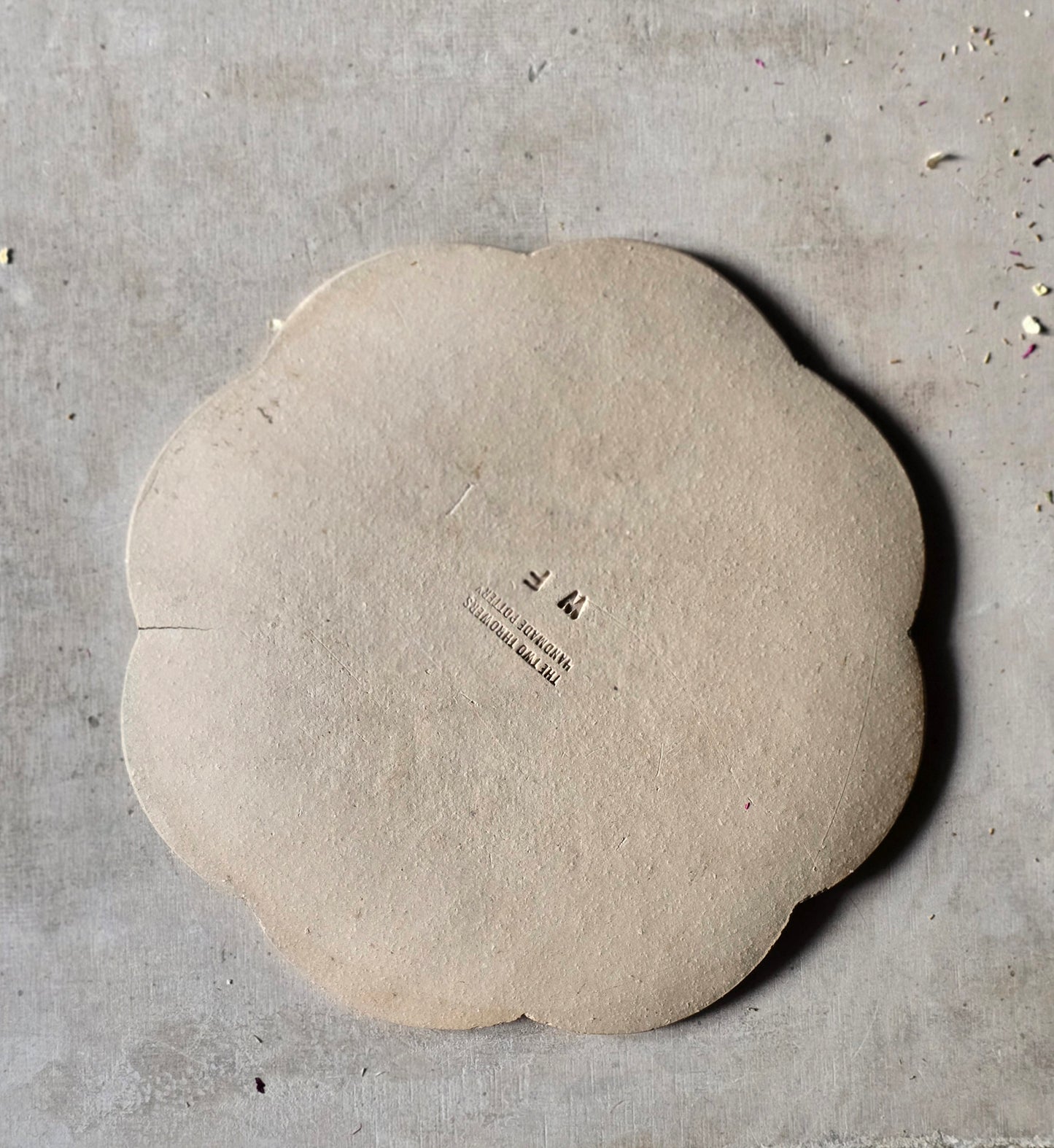 Handmade Flower-Shaped Ceramic Plates – Floral Imprint, Buff Clay, Grey & White Glaze – 18.5cm