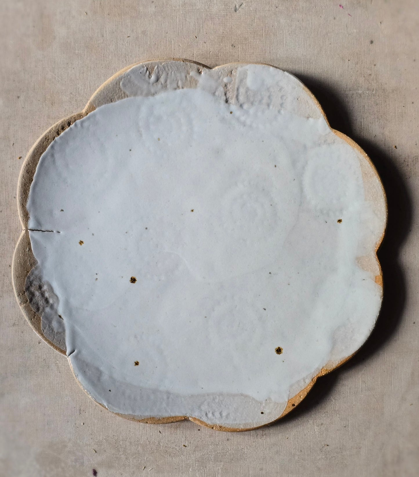 Handmade Flower-Shaped Ceramic Plates – Floral Imprint, Buff Clay, Grey & White Glaze – 18.5cm