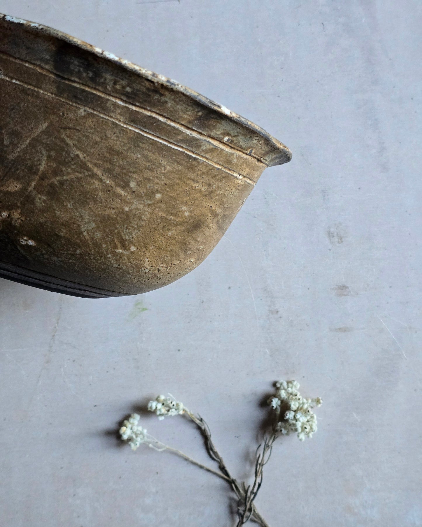 Large Handmade Ceramic Bowl – Caramel Latte Glaze on Black Clay with Scribed Detail