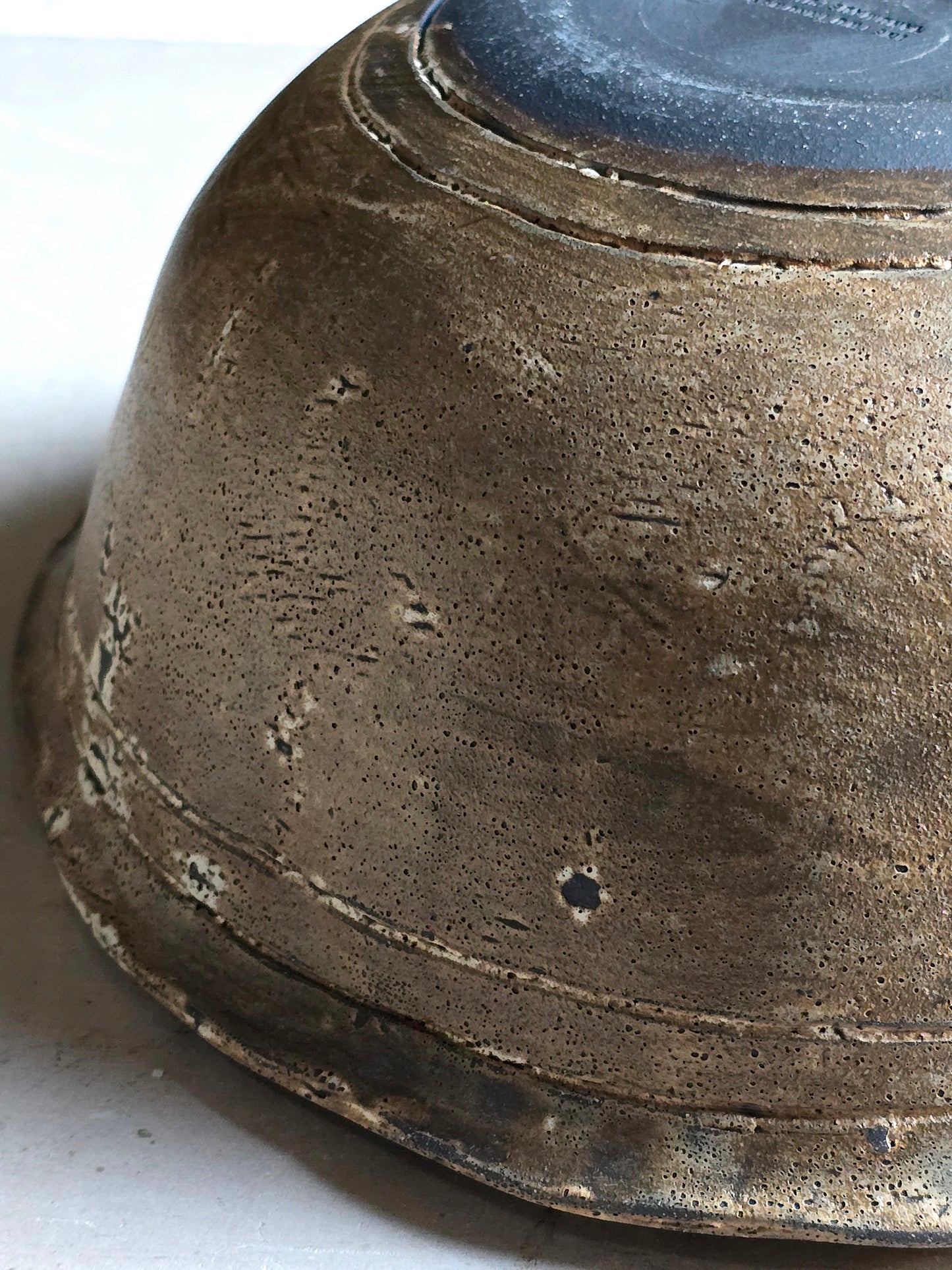 Large Handmade Ceramic Bowl – Caramel Latte Glaze on Black Clay with Scribed Detail