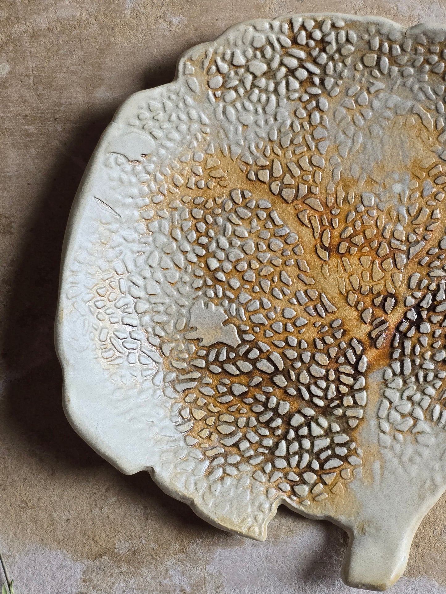 “My Lovely Oak Tree” — Handcrafted Tree-Shaped Ceramic Plate in Stony Beige and Burnt Umber