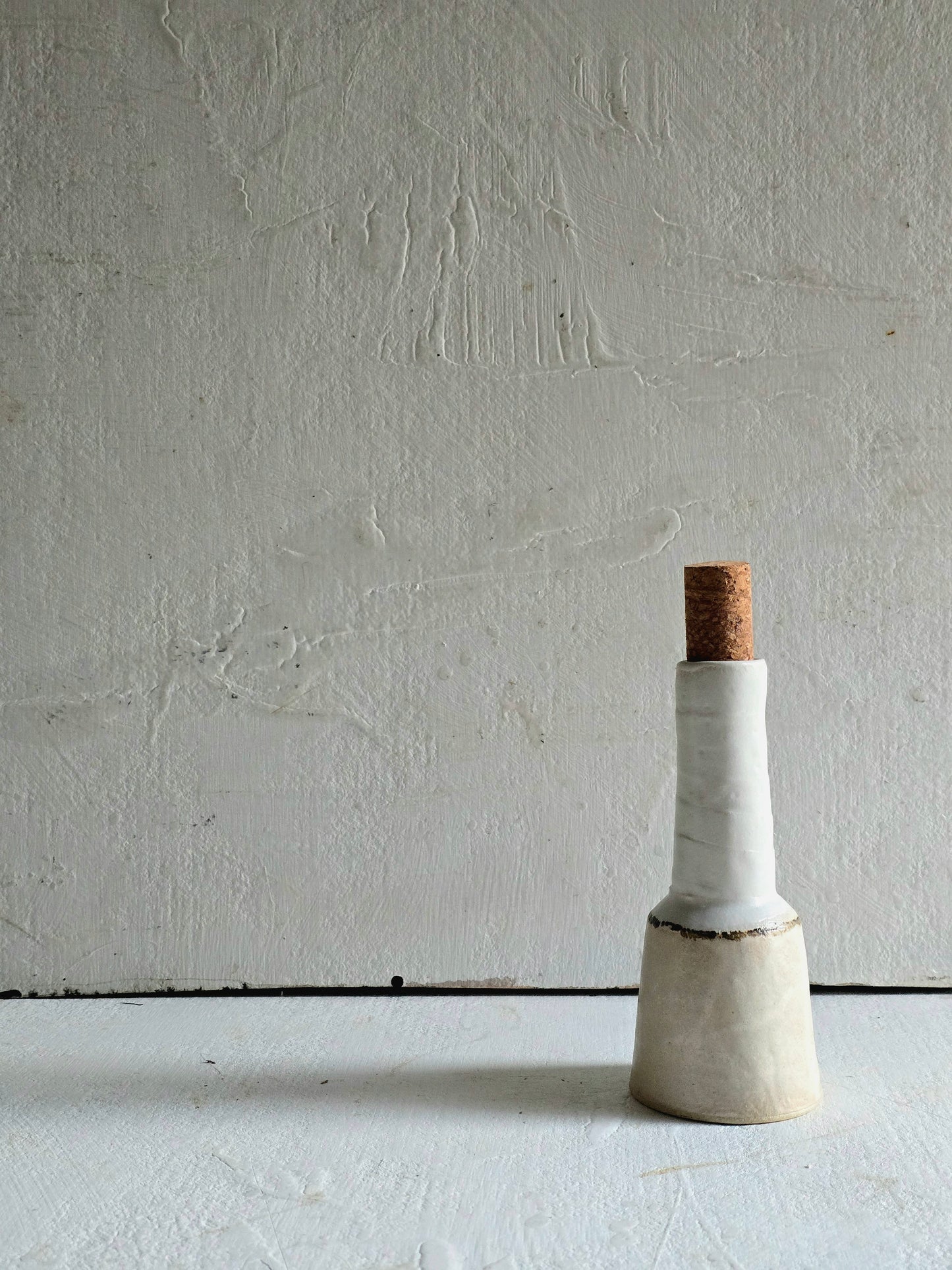 Handcrafted Stoneware Pouring Bottle – Beige & White with Chocolate Feather Band