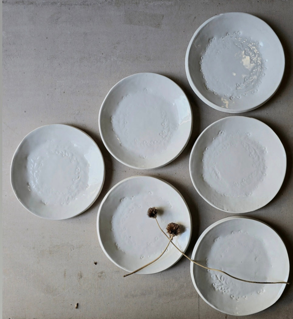 Milky White Ceramic Side Plate – Leaf Wreath Imprint – Handcrafted Organic Round Dish for Snacks, Decor, or Everyday Use