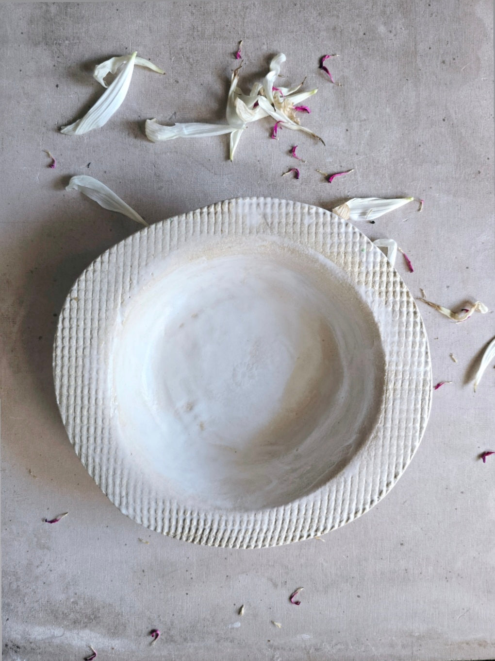 Handcrafted Wide-Lip Ceramic Bowl – Creamy Taupe & White Glaze with Textured Rim – Deep Stoneware Dish for Cereal, Dessert & Serving