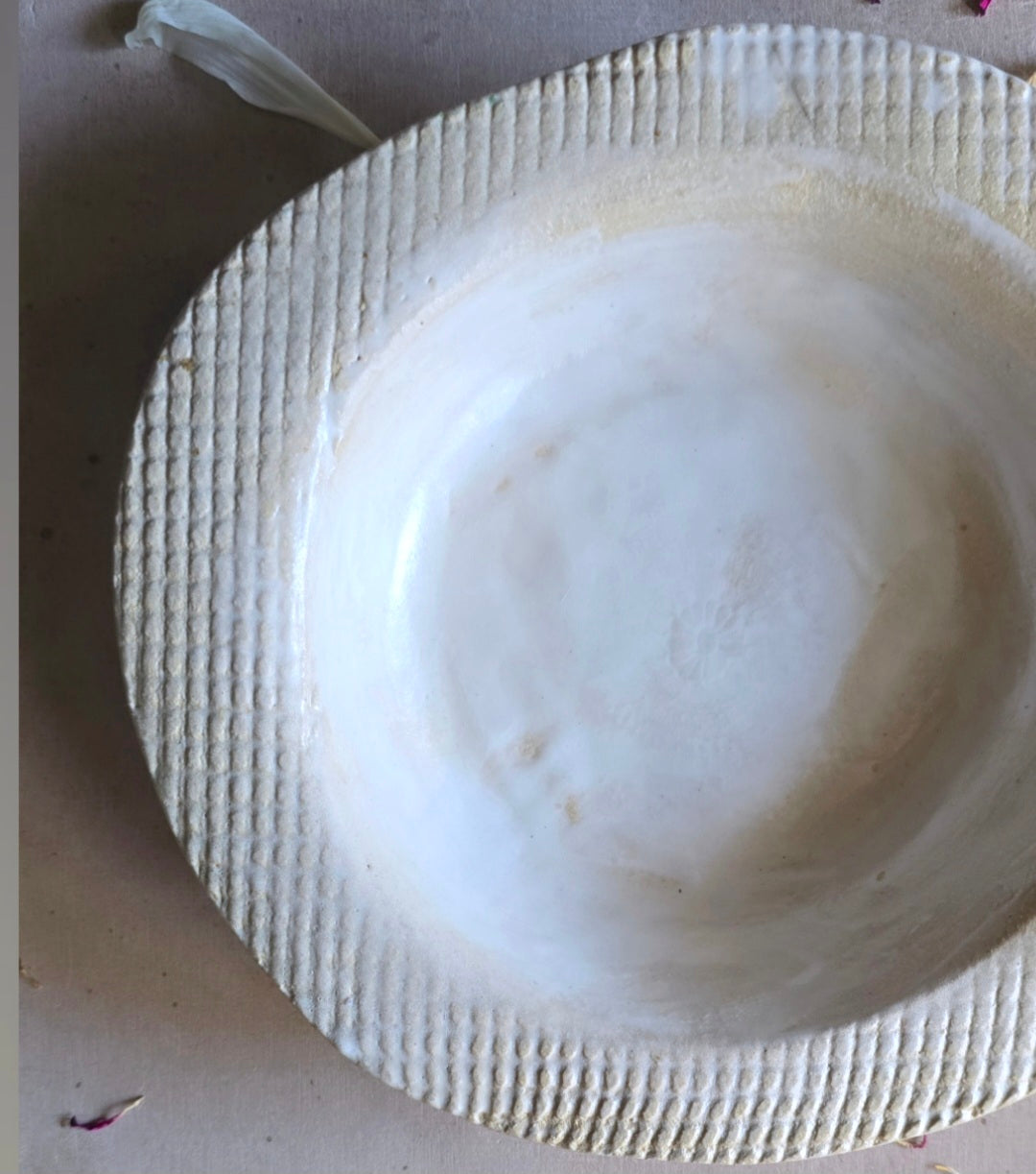 Handcrafted Wide-Lip Ceramic Bowl – Creamy Taupe & White Glaze with Textured Rim – Deep Stoneware Dish for Cereal, Dessert & Serving