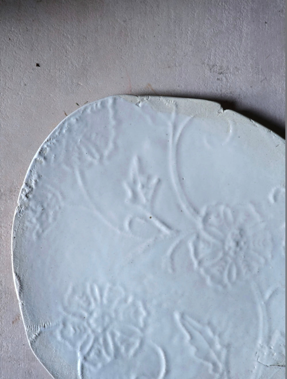 Organic Shaped Ceramic Serving Plate – Milky White Glaze with Embossed Floral Design, 28cm
