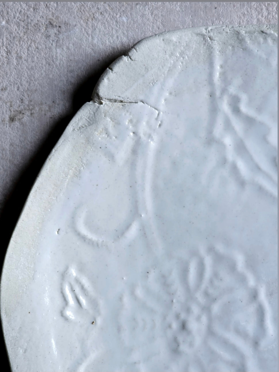 Organic Shaped Ceramic Serving Plate – Milky White Glaze with Embossed Floral Design, 28cm