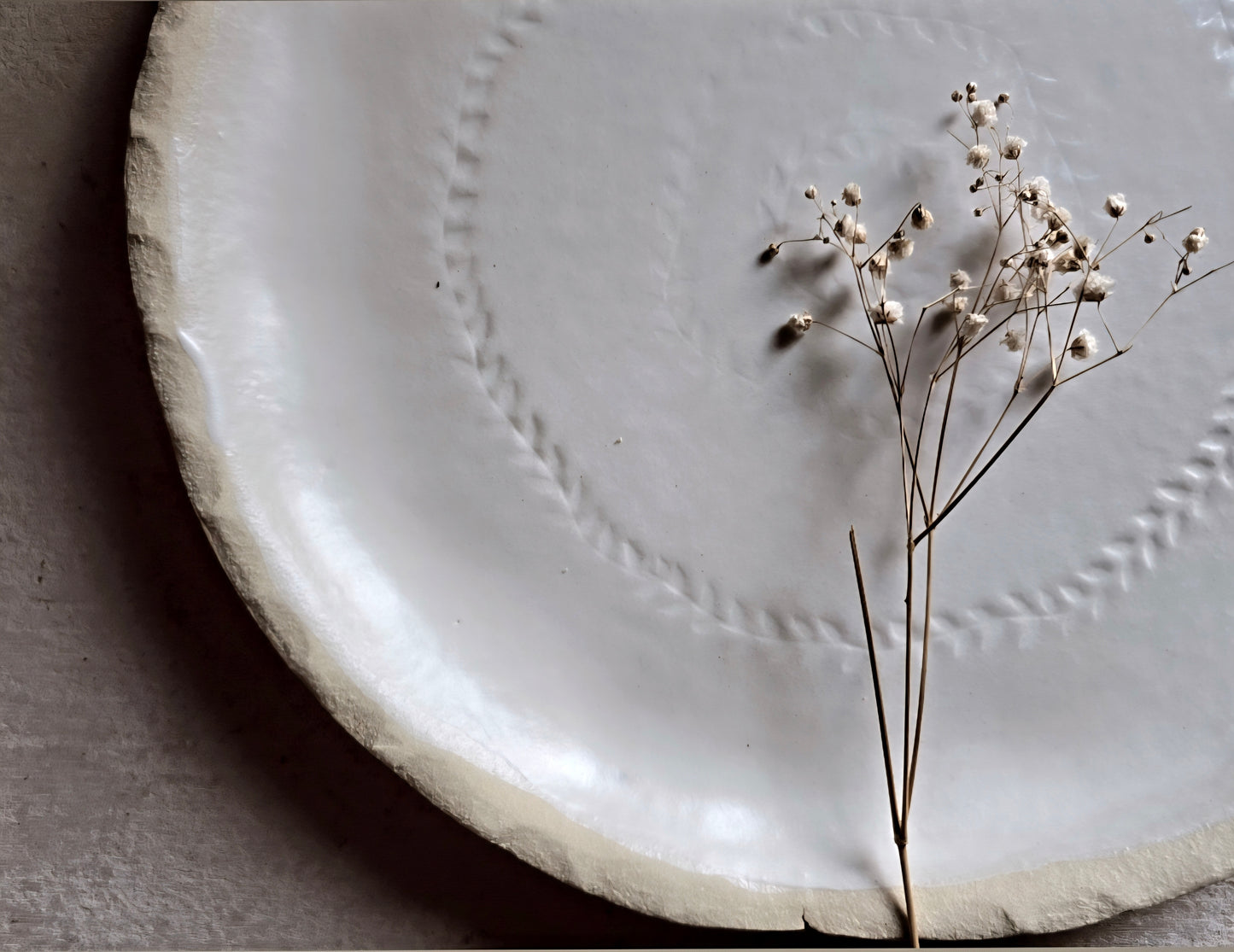Handmade Scandi Style Large Ceramic Platter – 29cm White Glaze with Raw Clay Edge & Leaf Wreath Imprint