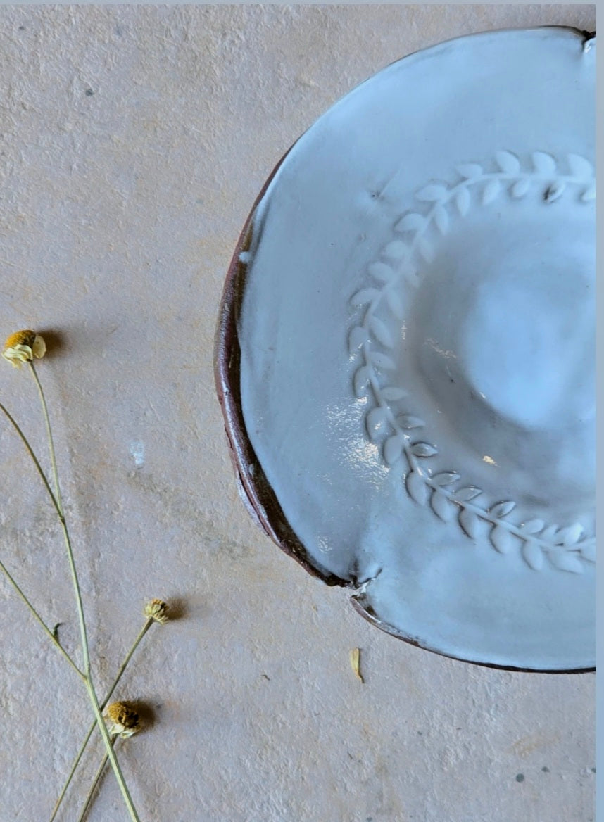 Handmade Organic Round Dish – Mahogany Clay with White Sheer Glaze & Leaf Wreath Imprint | 13cm Tealight or Trinket Holder