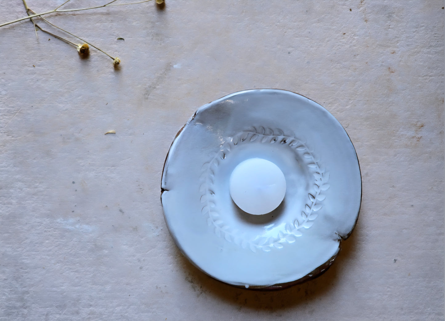 Handmade Organic Round Dish – Mahogany Clay with White Sheer Glaze & Leaf Wreath Imprint | 13cm Tealight or Trinket Holder