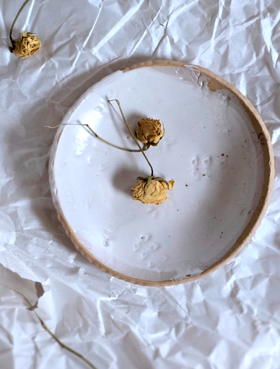 Handcrafted Shallow Serving Bowl with Milky Glaze & Floral Impression – 14cm Ceramic Dish