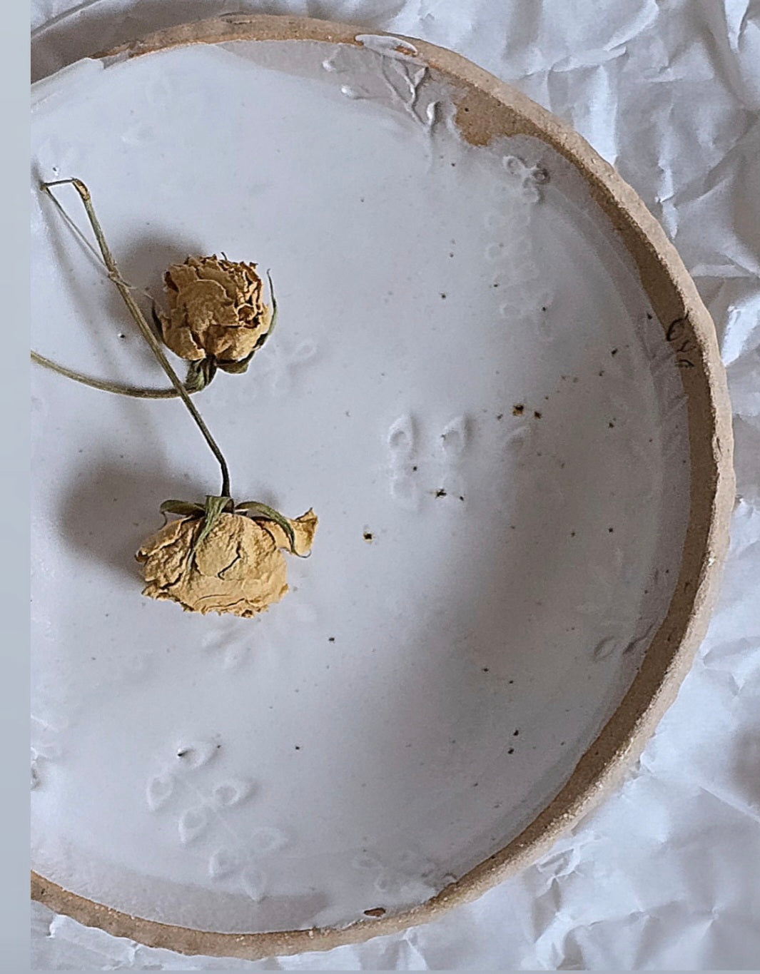 Handcrafted Shallow Serving Bowl with Milky Glaze & Floral Impression – 14cm Ceramic Dish