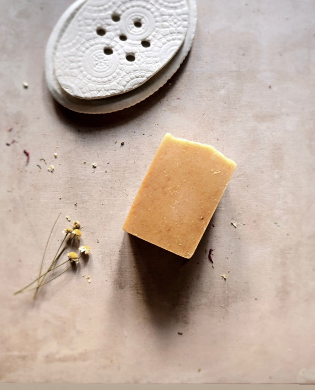 Handcrafted Natural Soap Bar Solace with enriching - Manuka Honey, Dark Patchouli, Lemongrass, Mandarin & Nutmeg – 190g Spa-Style Oatmeal Top