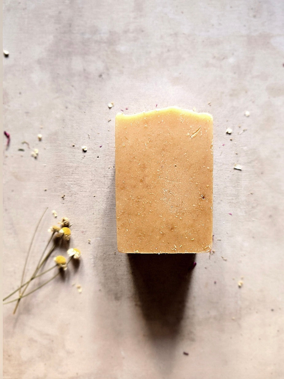 Handcrafted Natural Soap Bar Solace with enriching - Manuka Honey, Dark Patchouli, Lemongrass, Mandarin & Nutmeg – 190g Spa-Style Oatmeal Top