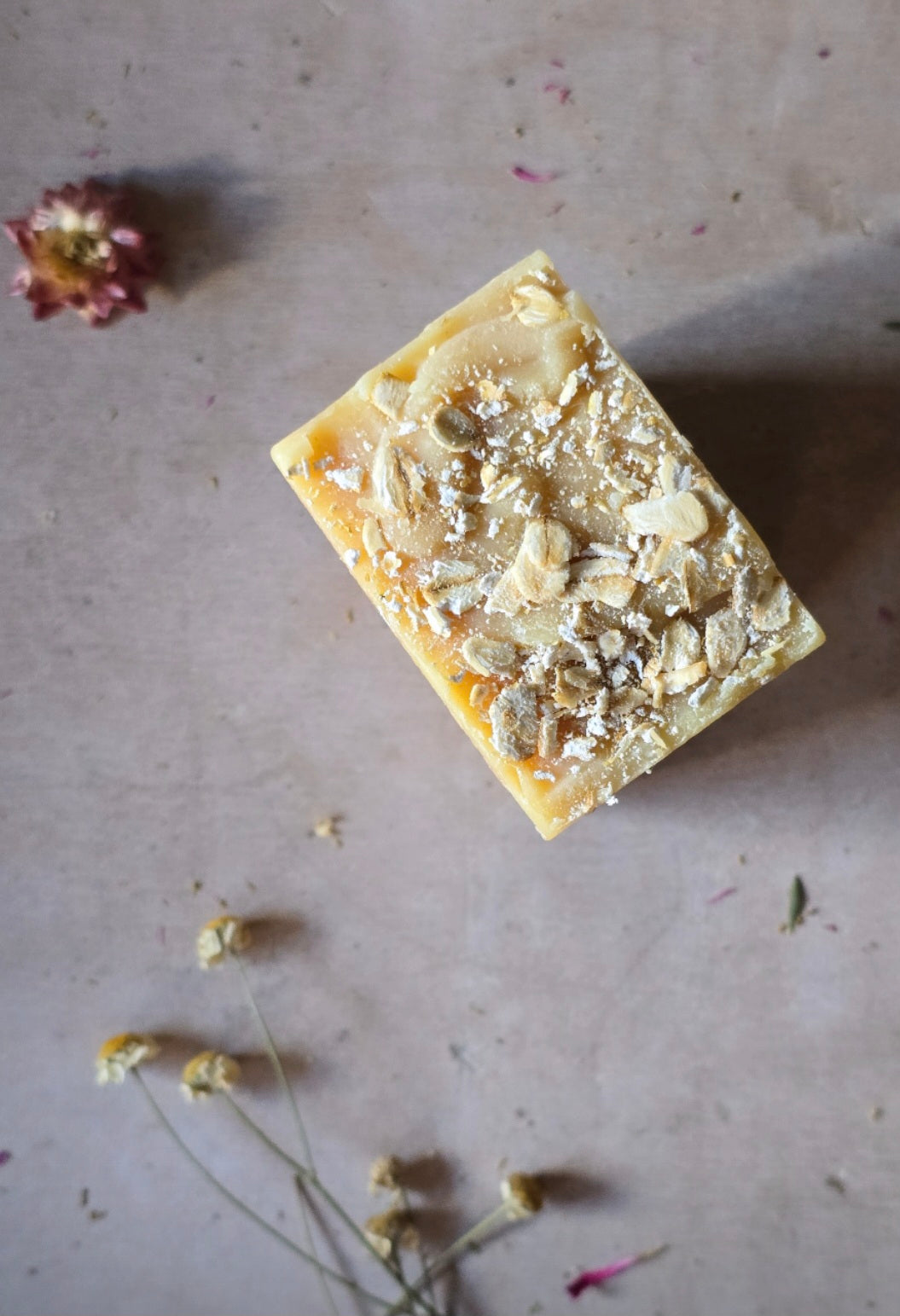 Handcrafted Natural Soap Bar Solace with enriching - Manuka Honey, Dark Patchouli, Lemongrass, Mandarin & Nutmeg – 190g Spa-Style Oatmeal Top