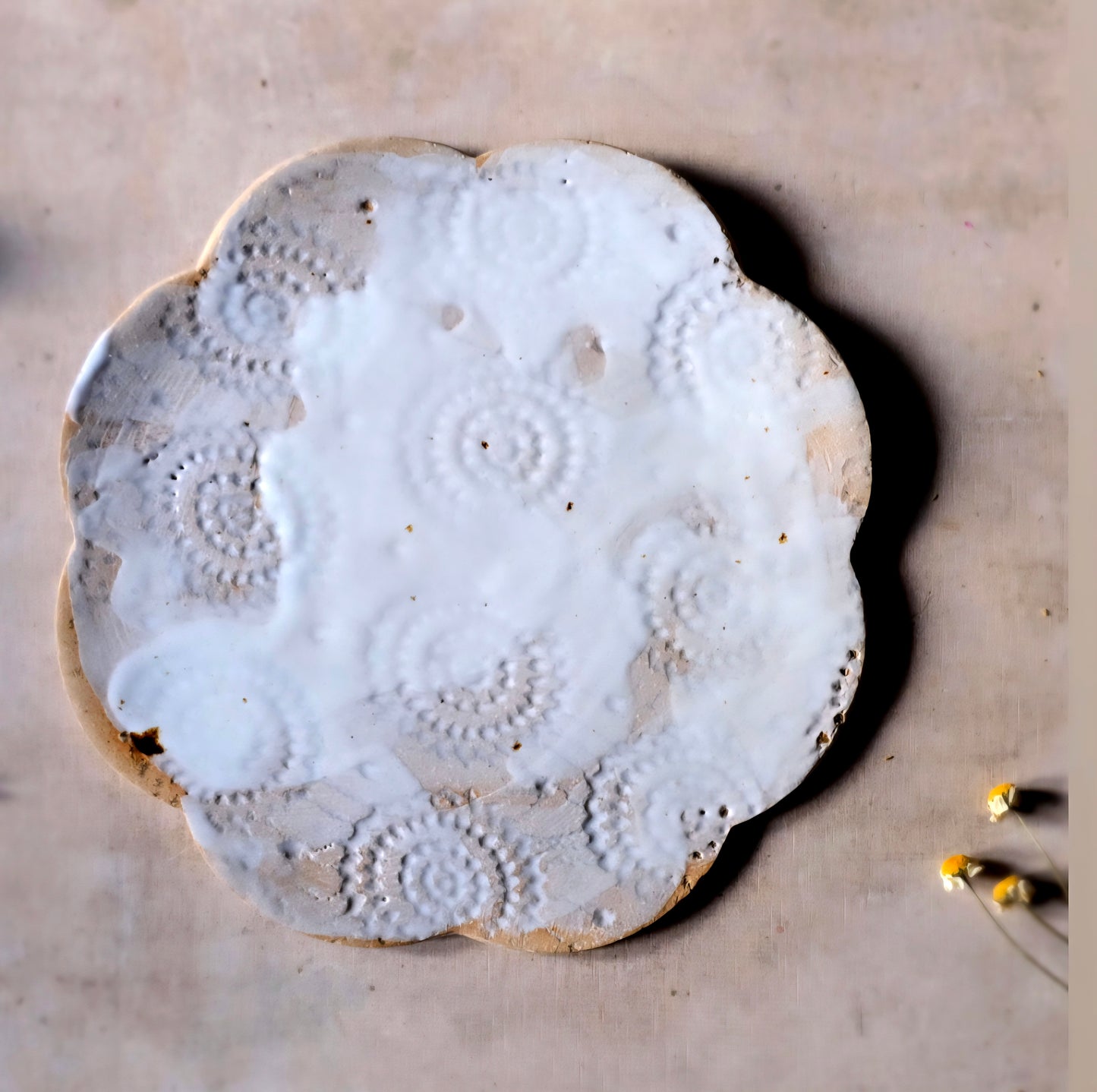 Handmade Flower-Shaped Ceramic Plates – Floral Imprint, Buff Clay, Grey & White Glaze – 18.5cm