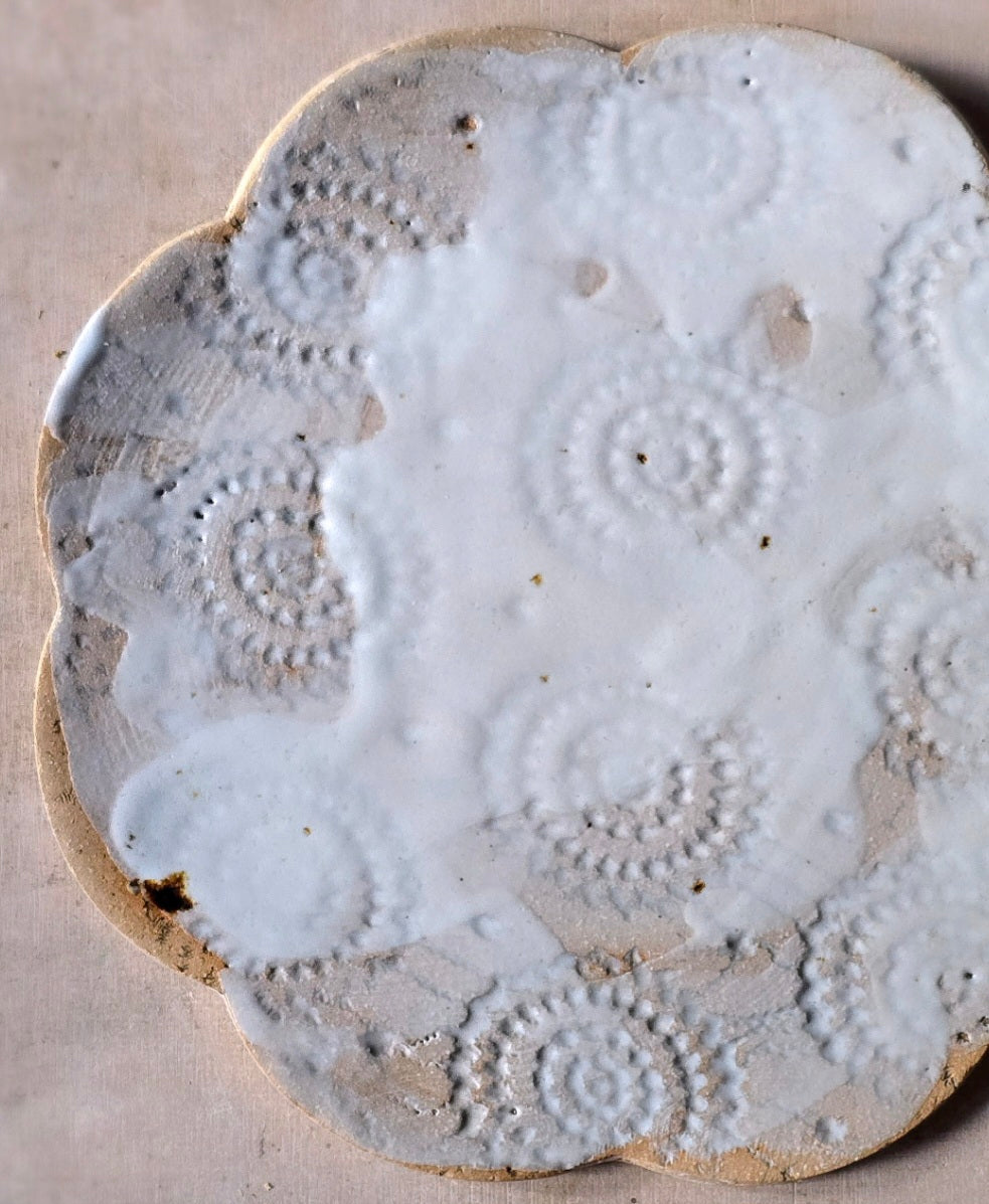 Handmade Flower-Shaped Ceramic Plates – Floral Imprint, Buff Clay, Grey & White Glaze – 18.5cm
