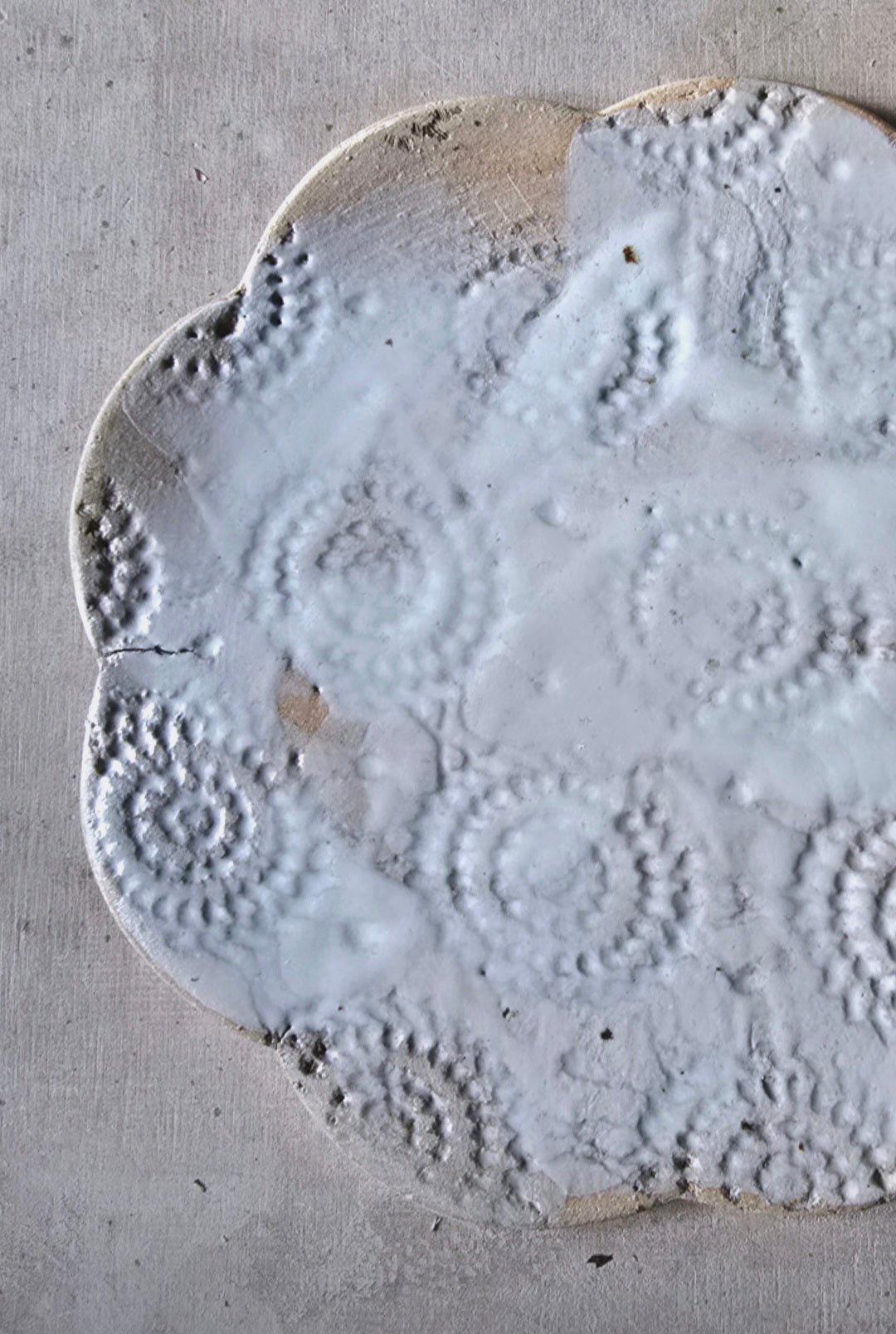 Handmade Flower-Shaped Ceramic Plates – Floral Imprint, Buff Clay, Grey & White Glaze – 18.5cm
