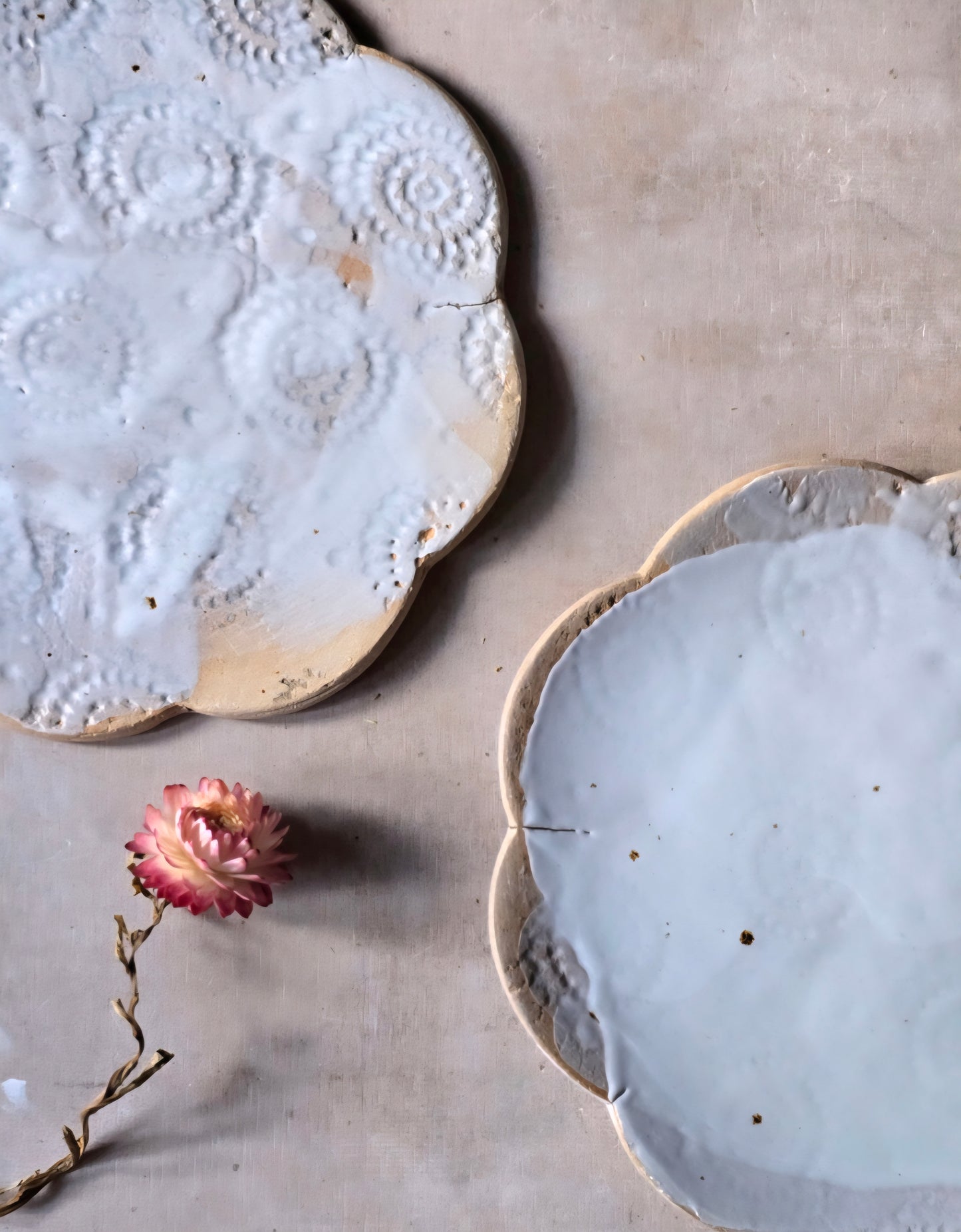 Handmade Flower-Shaped Ceramic Plates – Floral Imprint, Buff Clay, Grey & White Glaze – 18.5cm