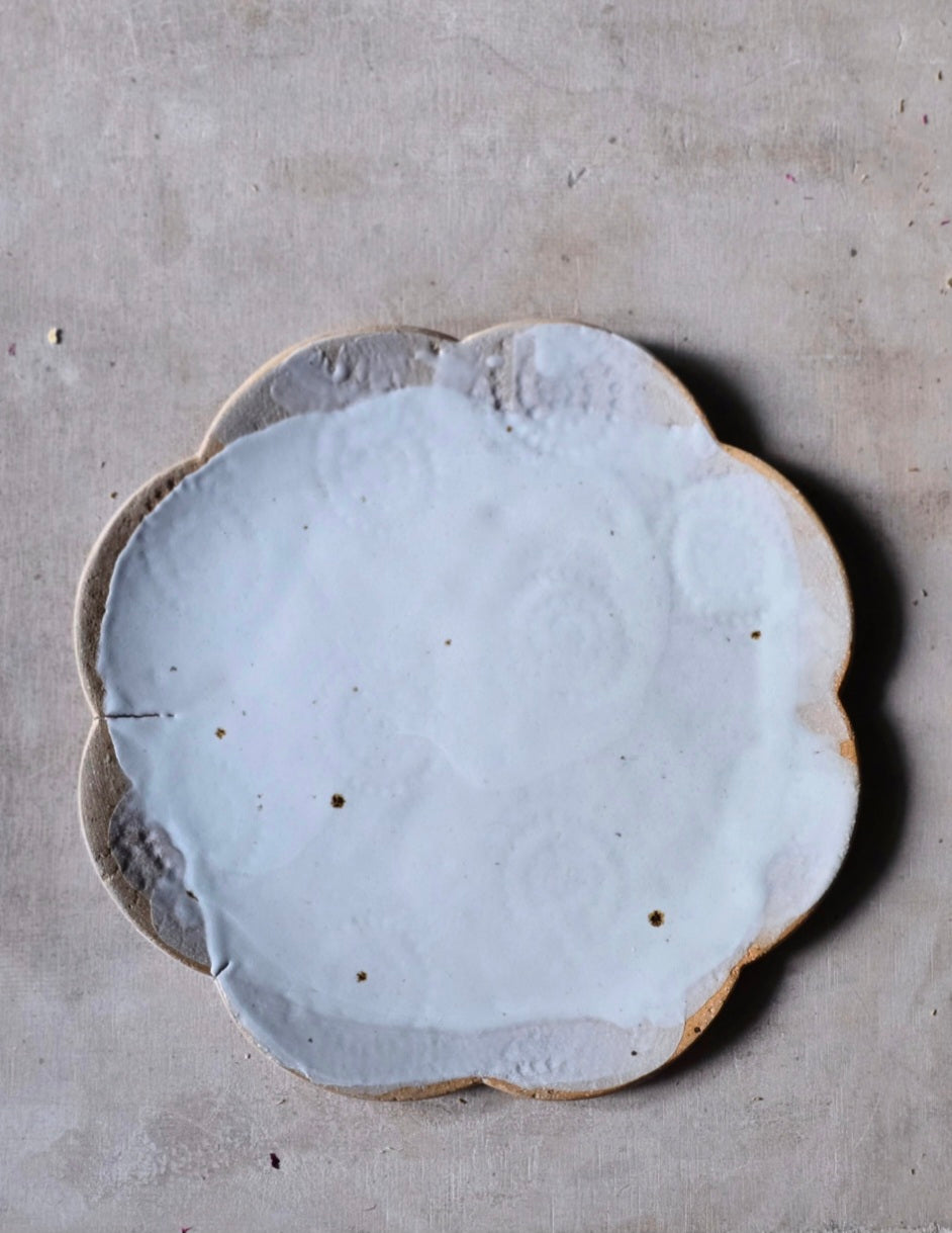 Handmade Flower-Shaped Ceramic Plates – Floral Imprint, Buff Clay, Grey & White Glaze – 18.5cm