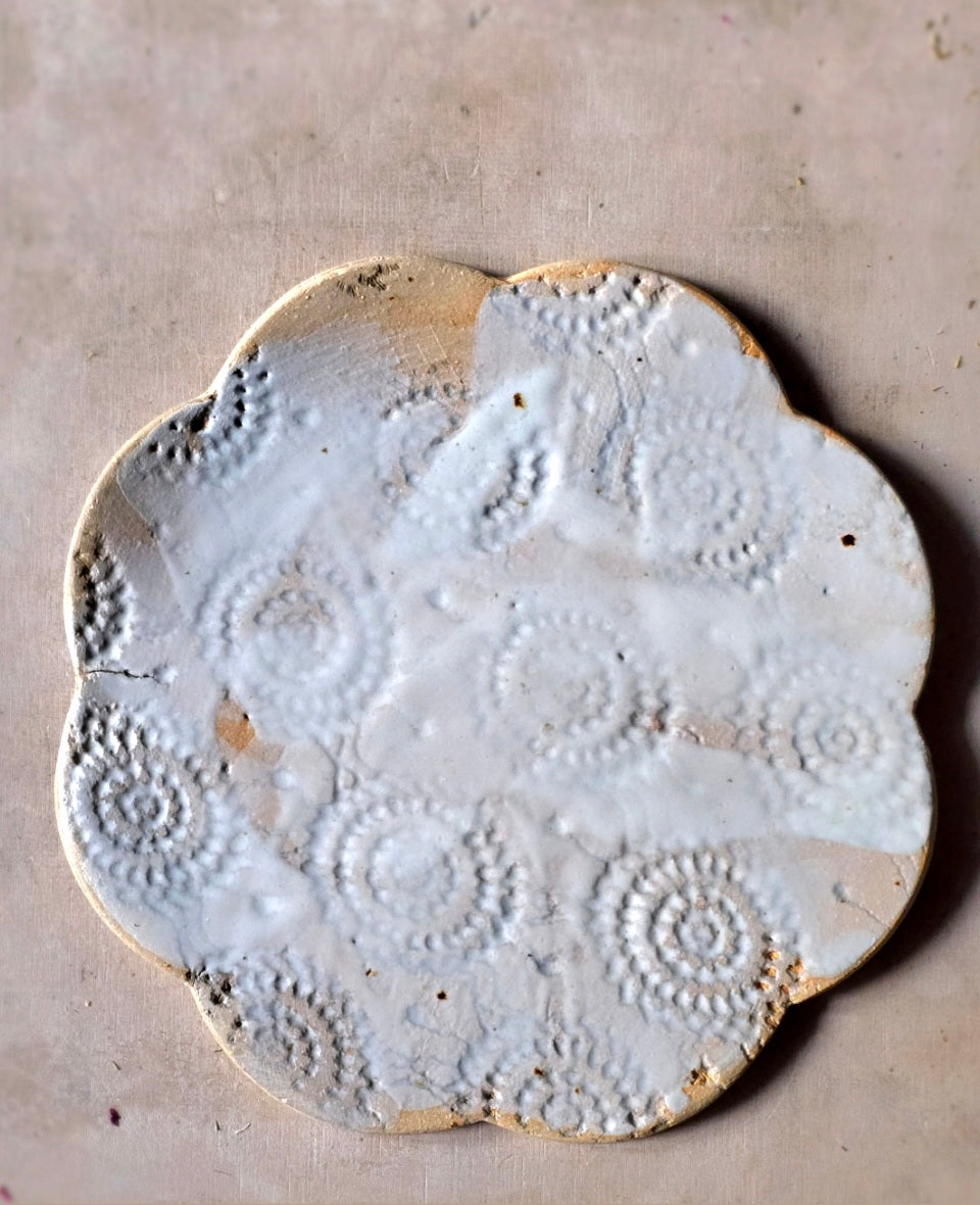 Handmade Flower-Shaped Ceramic Plates – Floral Imprint, Buff Clay, Grey & White Glaze – 18.5cm