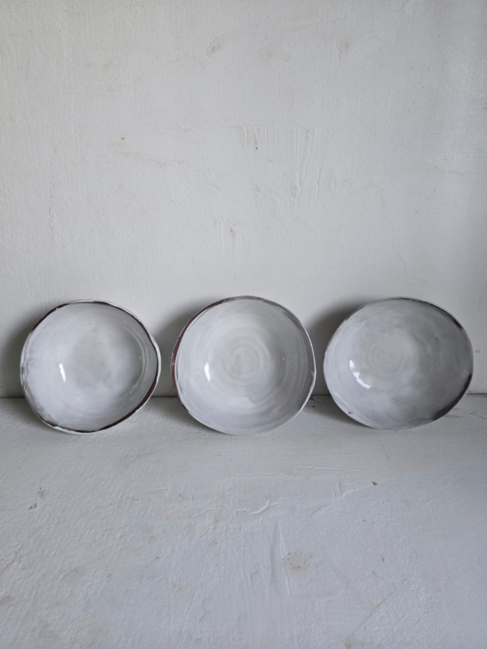 Handmade Mahogany Clay Bowls – Glossy White Glaze with Imprinted Decorative Designs (Leaf, Stitch, Scribed)