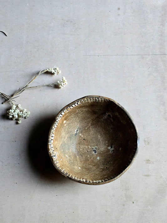 Handmade Medium Ceramic Bowl β Caramel Latte Glaze on Black Clay with Decorative Rim